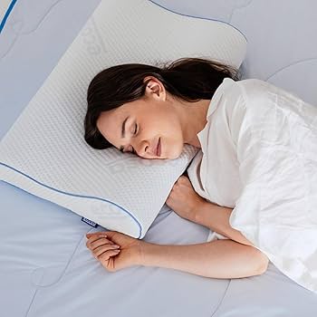 فردی که با آرامش روی بالش مموری فوم خوابیده است