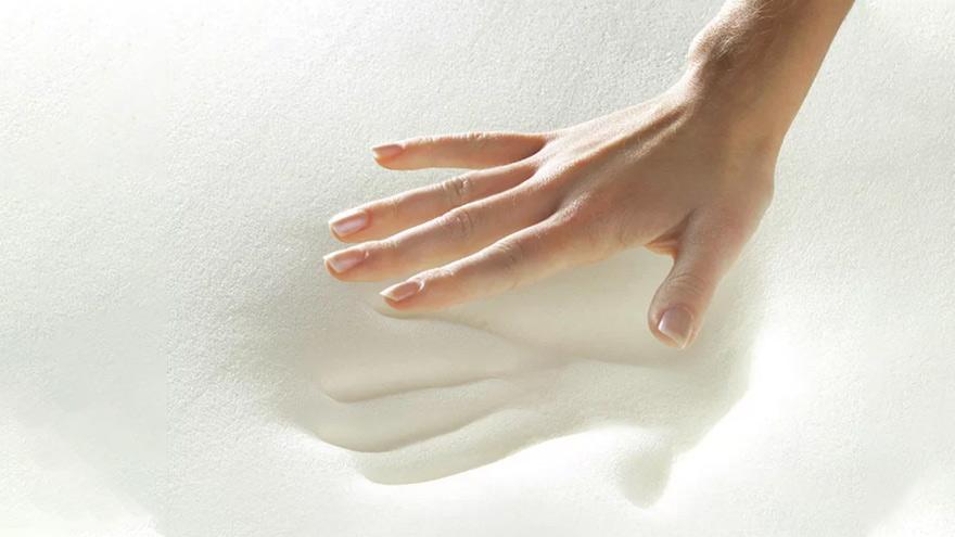 فشار دست روی مموری فوم و بازگشت تدریجی به حالت اولیه